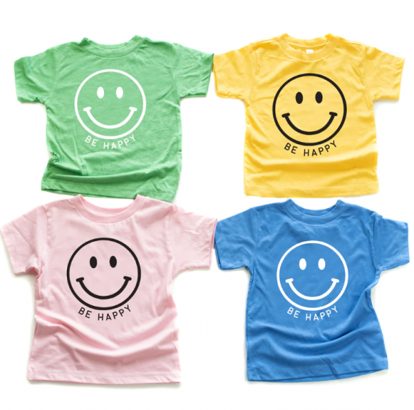 Kaos dengan tulisan happy atau smile
